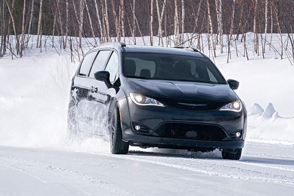 chrysler-pacifica-awd-2021-nieve.jpg