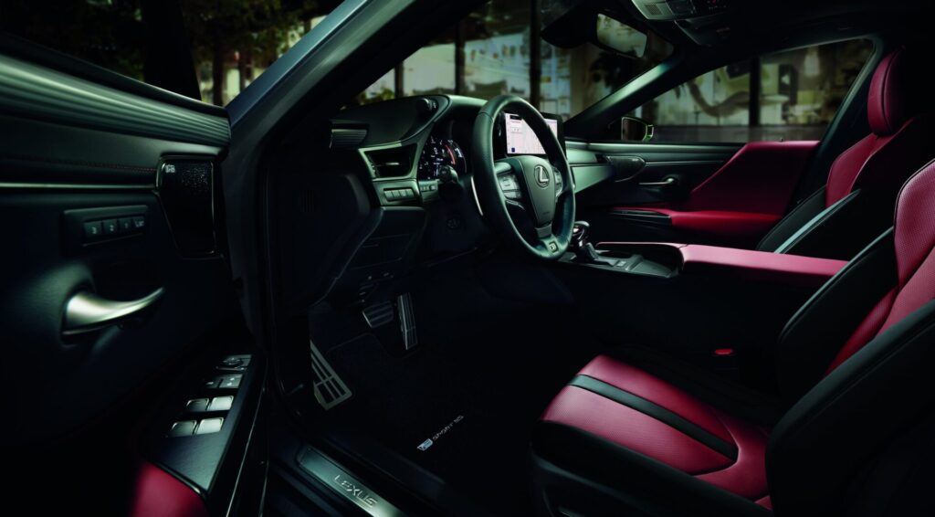 Interior en tonos color rojo del Lexus ES 300h Ultra Luxury 2023 para ilustrar un artículo sobre este vehículo. 