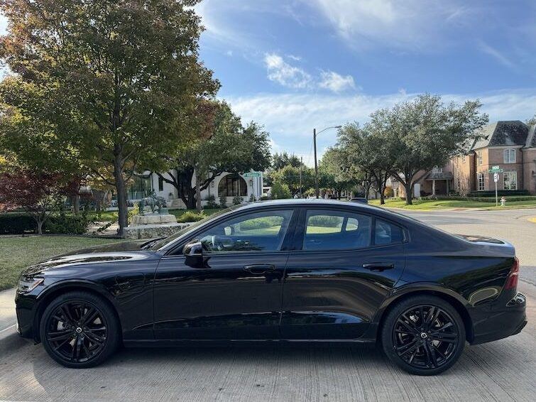 Fotografía de un Volvo S60 Recharge eAWD Black Edition 2023 color negro  para ilustrar un artículo sobre este vehículo. 