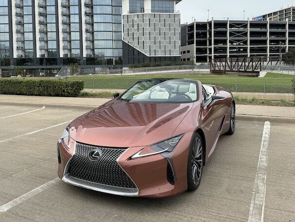 Fotografía frontal de un Lexus LC 500 Convertible 2024 estacionado para ilustrar un artículo sobre este vehículo. 